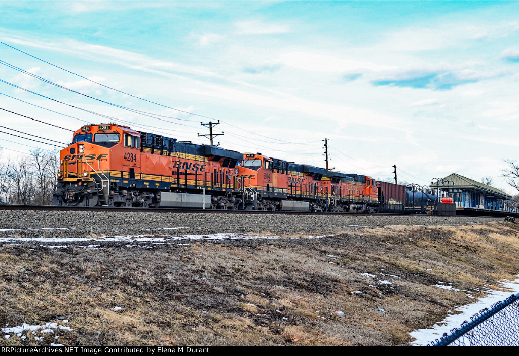 BNSF 4284 on B-115